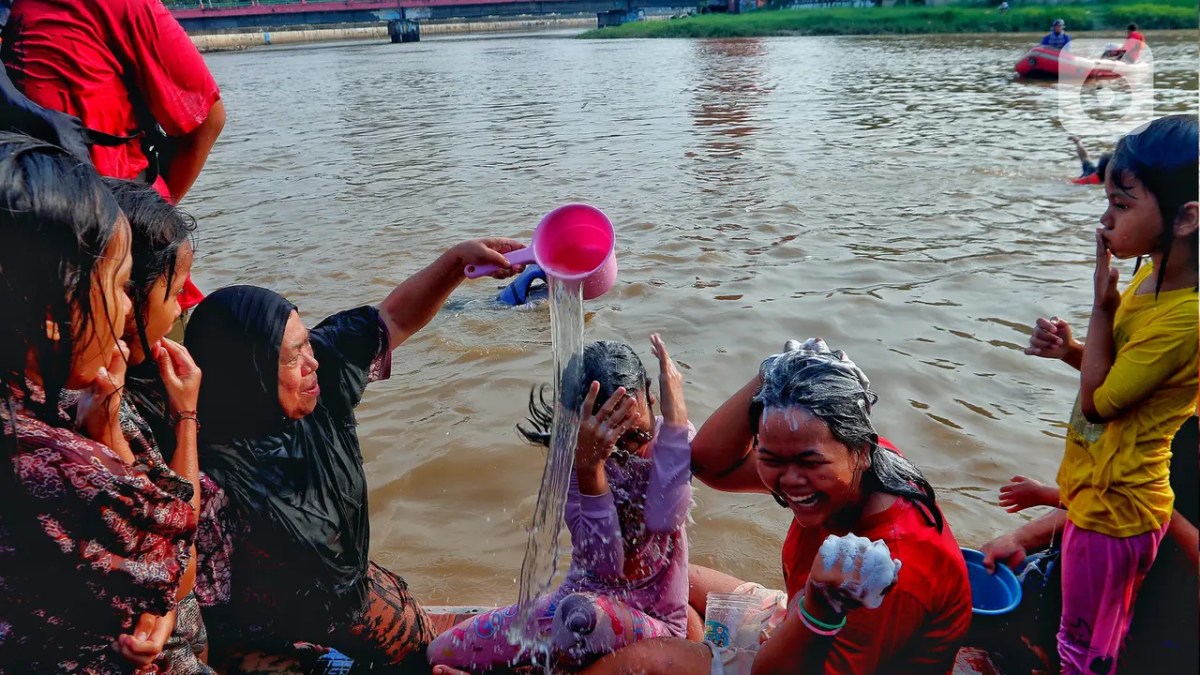 Apakah Mandi Junub Sah Jika Aurat Terlihat Orang Lain