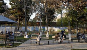 Tantangan ke Taman Hiburan: Kebohongan, Keraguan, dan Semangat