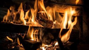 Mengapa api tampak bergerak dari jarak jauh