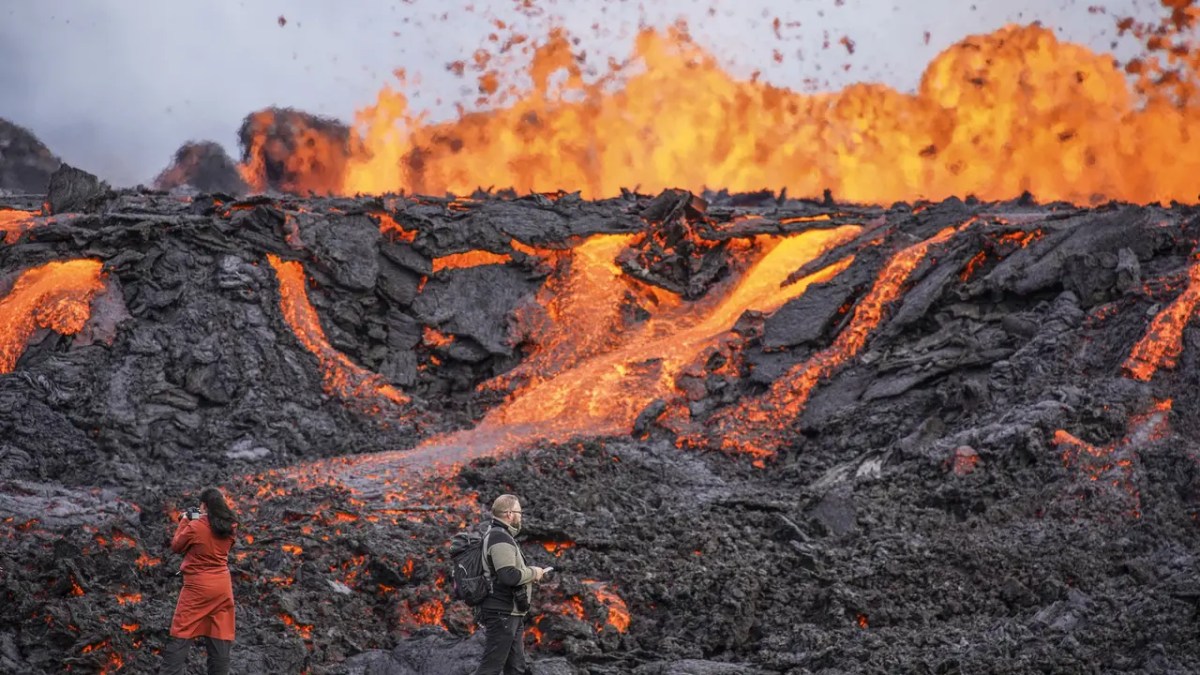 Material eflata saat gunung berapi meletus