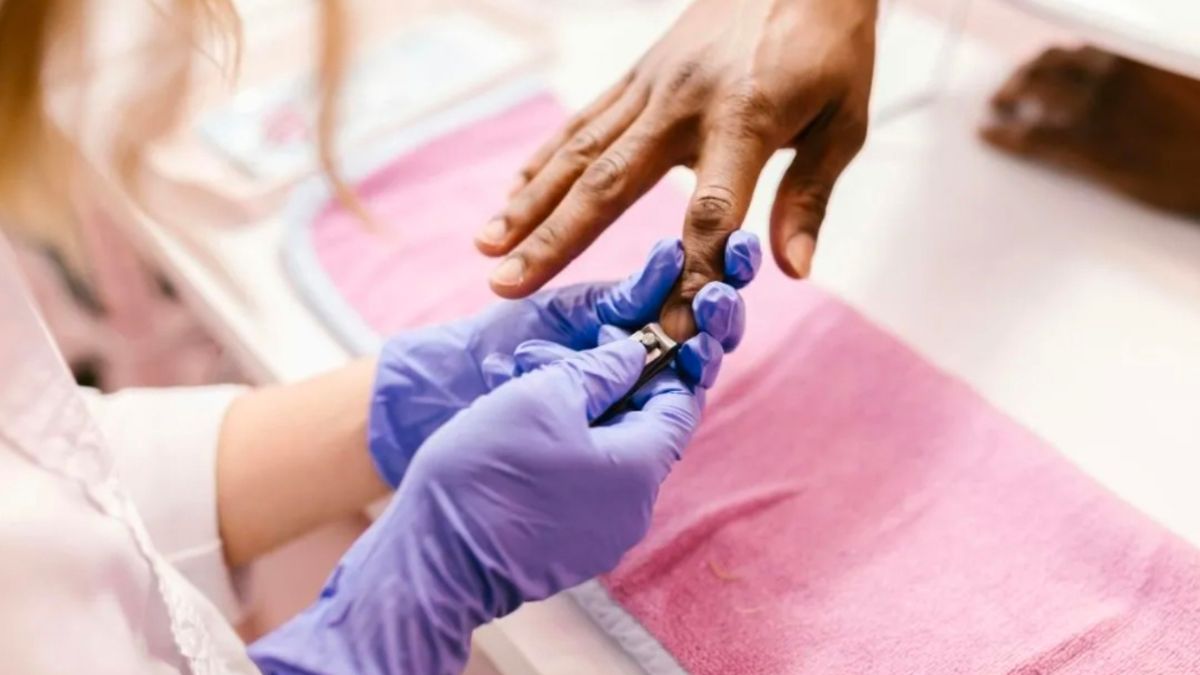 Memotong Kuku di Malam Hari: Mitos atau Fakta