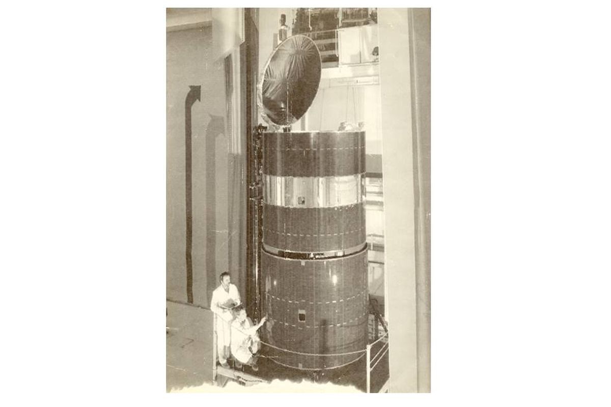 Energi Satelit Palapa pada Orbit Geostasioner dengan Kecepatan Tetap