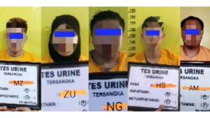 Probabilitas 5 kamar terisi 3 pria dan 2 wanita