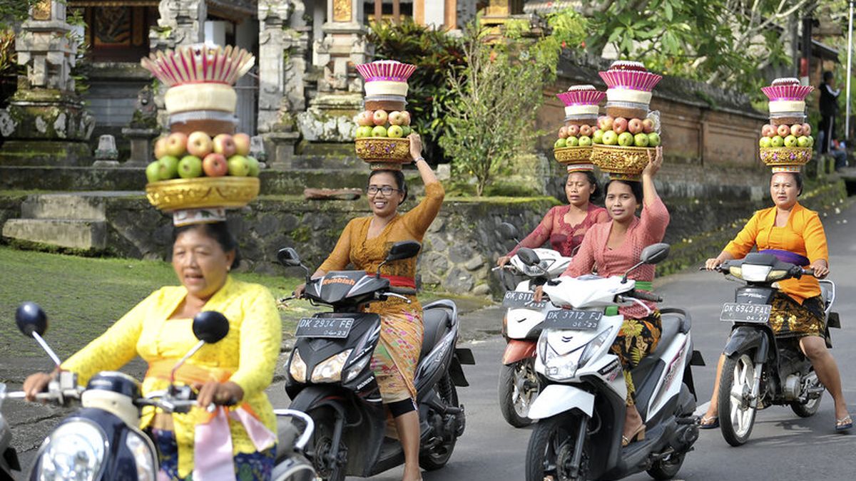 Nilai Luhur Masyarakat sebagai Sumber Pembentukan Sila Pancasila