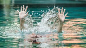 Benda Dilempar ke Kolam Tenang dan Tenggelam ke Dasar