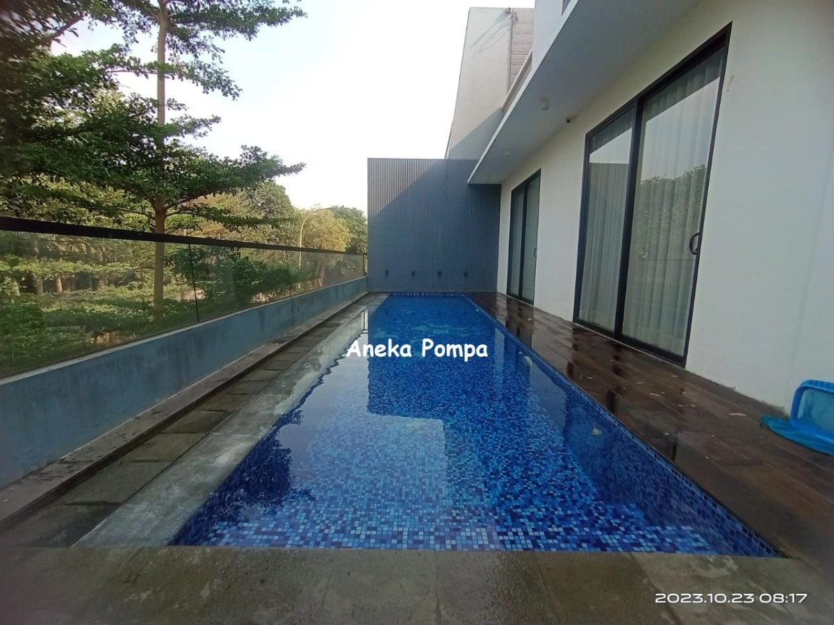 Kolam renang jernih tampak lebih dangkal daripada sebenarnya