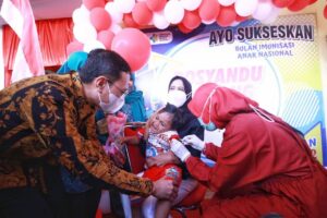Cara membujuk orang tua yang menolak imunisasi anak