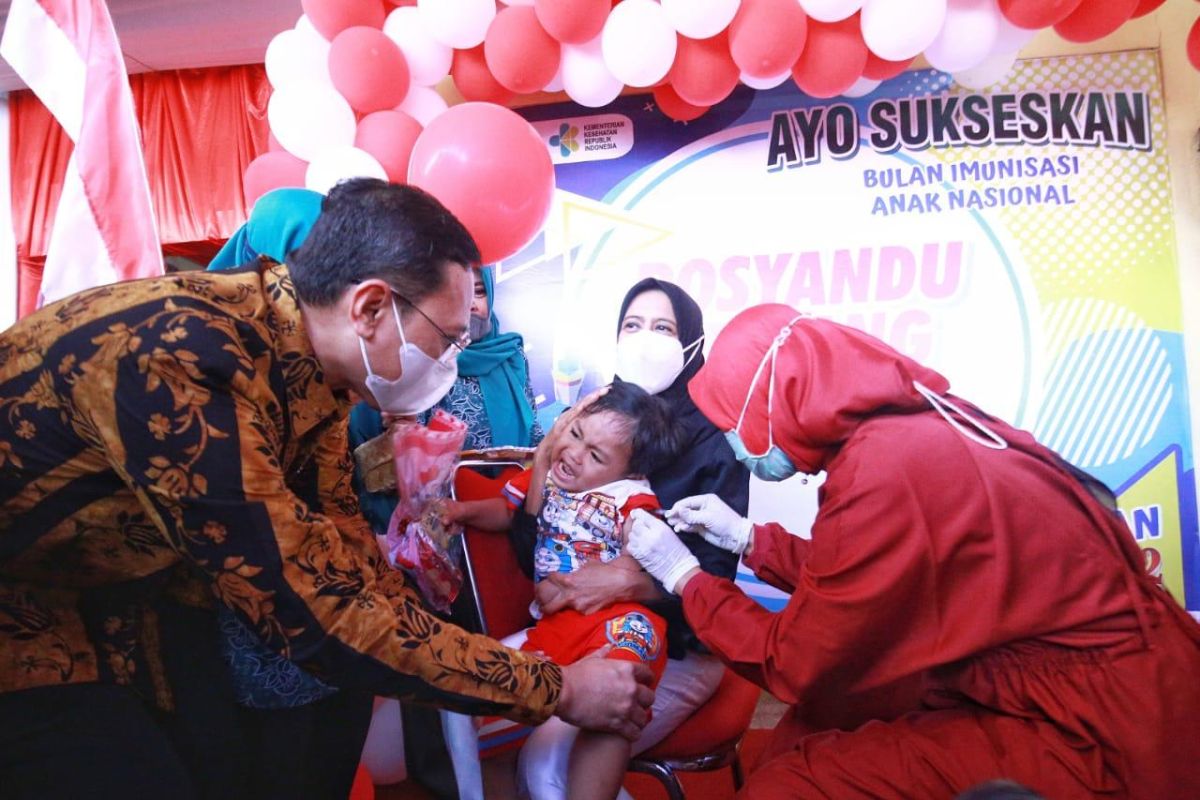 Cara membujuk orang tua yang menolak imunisasi anak