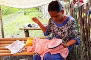 Ibu Nunung memiliki selembar kain sepanjang 1 m yang akan dijahit menjadi sapu tangan. Kemudian ia memotong kain tersebut menjadi 6 bagian. Berapa banyak sapu tangan yang dapat dihasilkan oleh Ibu Nunung?