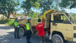 Truk dengan Muatan Terberat di Antara Kapas, Pasir, Besi, dan Tanah Merah