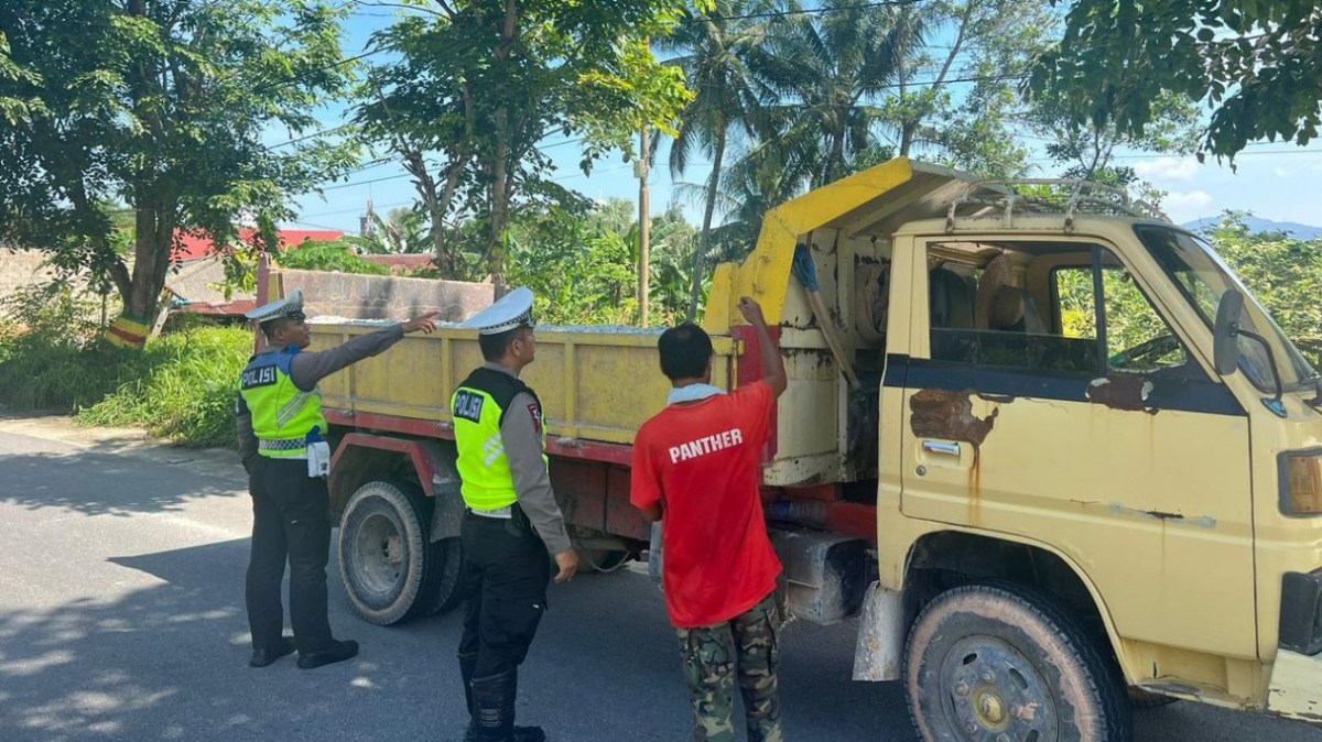 Truk dengan Muatan Terberat di Antara Kapas, Pasir, Besi, dan Tanah Merah