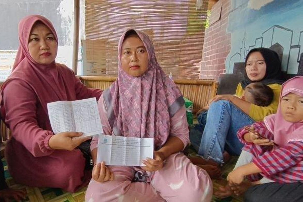 Ibu membagikan sejumlah uang kepada ketiga anaknya. Anak pertama mendapatkan 1/2 bagian dari uang tersebut, anak kedua mendapatkan 1/4 bagian, dan ana