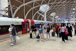 Frekuensi peluit kereta di stasiun saat dua kereta bergerak 4 m/s