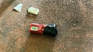 Hitung Massa mB Bom 300 N yang Meledak