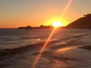 Matahari, cahaya menyehatkan yang memikat ke pantai
