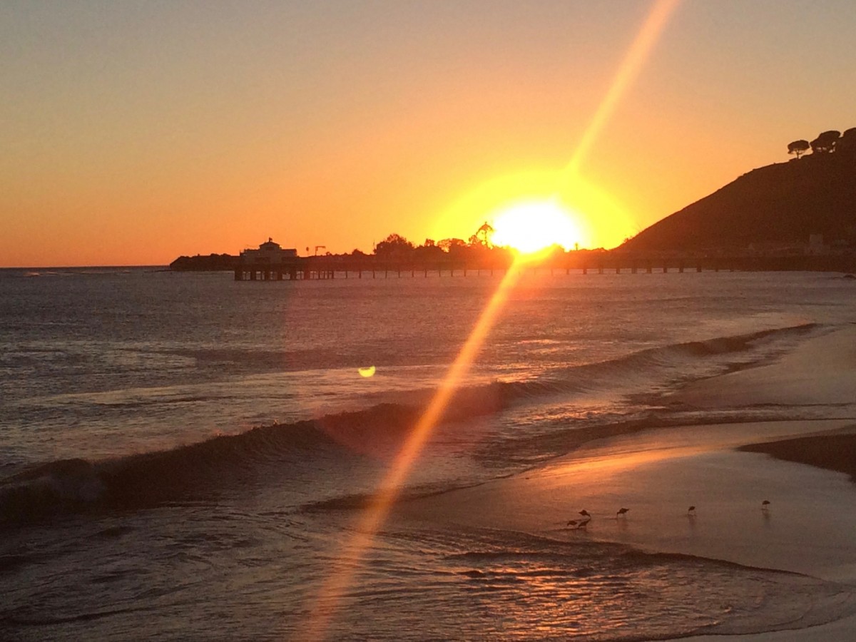 Matahari, cahaya menyehatkan yang memikat ke pantai