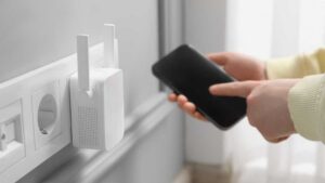 Biaya Listrik Bulanan Warnet Pak Agung dengan WiFi 50 W