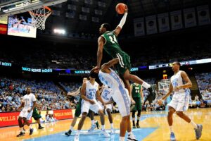 Pemain bola basket dikeluarkan lapangan karena pelanggaran