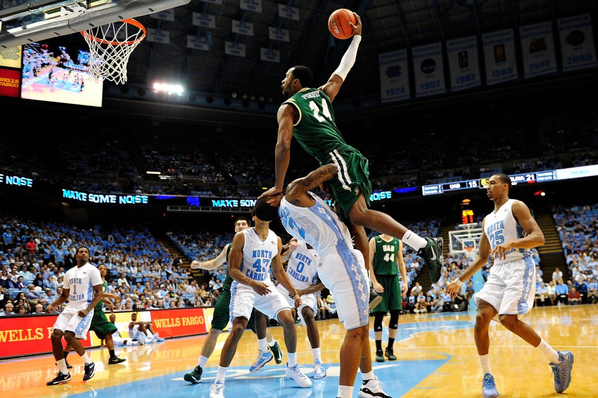Pemain bola basket dikeluarkan lapangan karena pelanggaran