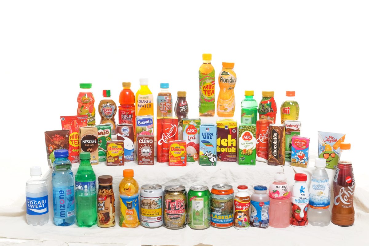 Di warung Pak Didik tersedia minuman serbuk cokelat dalam kemasan A dan kemasan B. Berat serbuk cokelat dalam 5 kemasan A dan 1 kemasan B 250 gram. Be