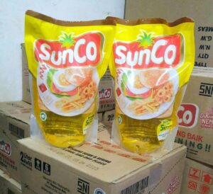 Ibu membeli 6 liter beras, 1/2 liter minyak goreng, dan 2 kg gula pasir. Jika harga beras Rp10.000,00 per liter, minyak goreng Rp15.000,00 per liter,