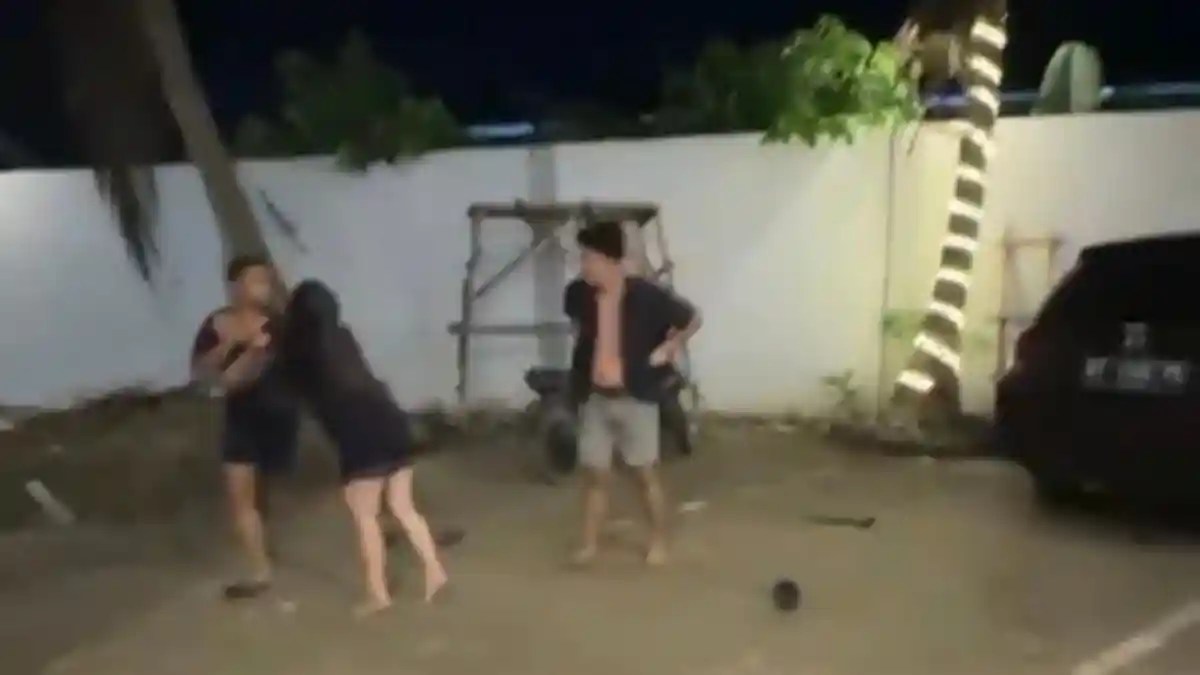 Tolong, teman‑teman