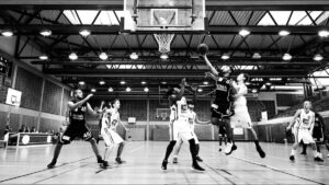 Hitung rata-rata tinggi dua pemain basket yang keluar