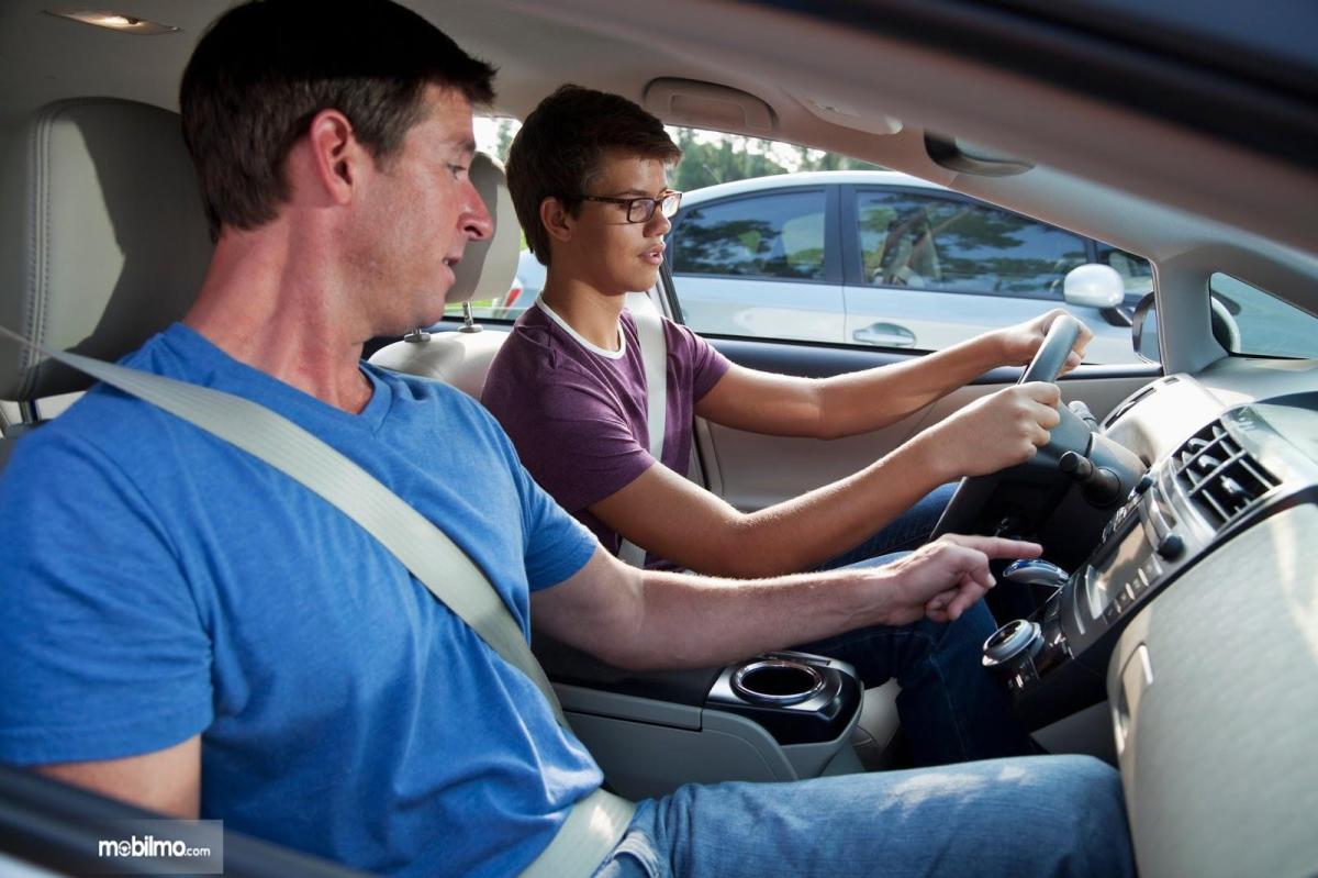 Frekuensi yang Dengar Pengemudi B saat Mobil A Mengejar