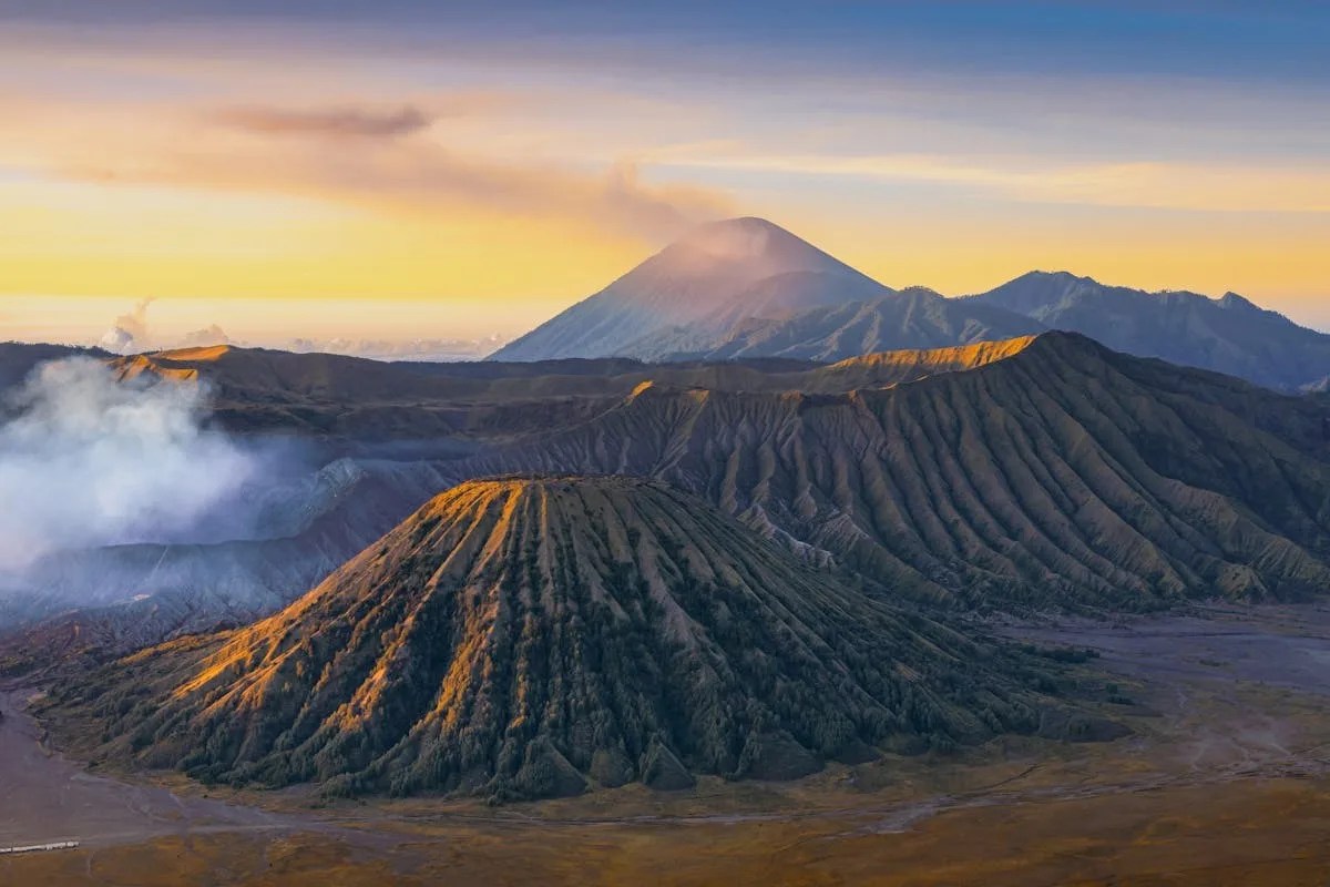 Gunung di Indonesia dengan puncak bersalju