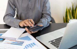 Menghitung Biaya Peluang Renaldi Pilih Ojek Online ke Sekolah