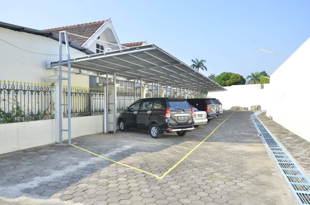 Hitung Jumlah Motor Parkir dari Perbandingan Sedan dan Box