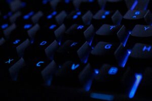 Tentukan koefisien, variabel, dan konstanta untuk bentuk aljabar 2x^3 + 4y - z + 20!