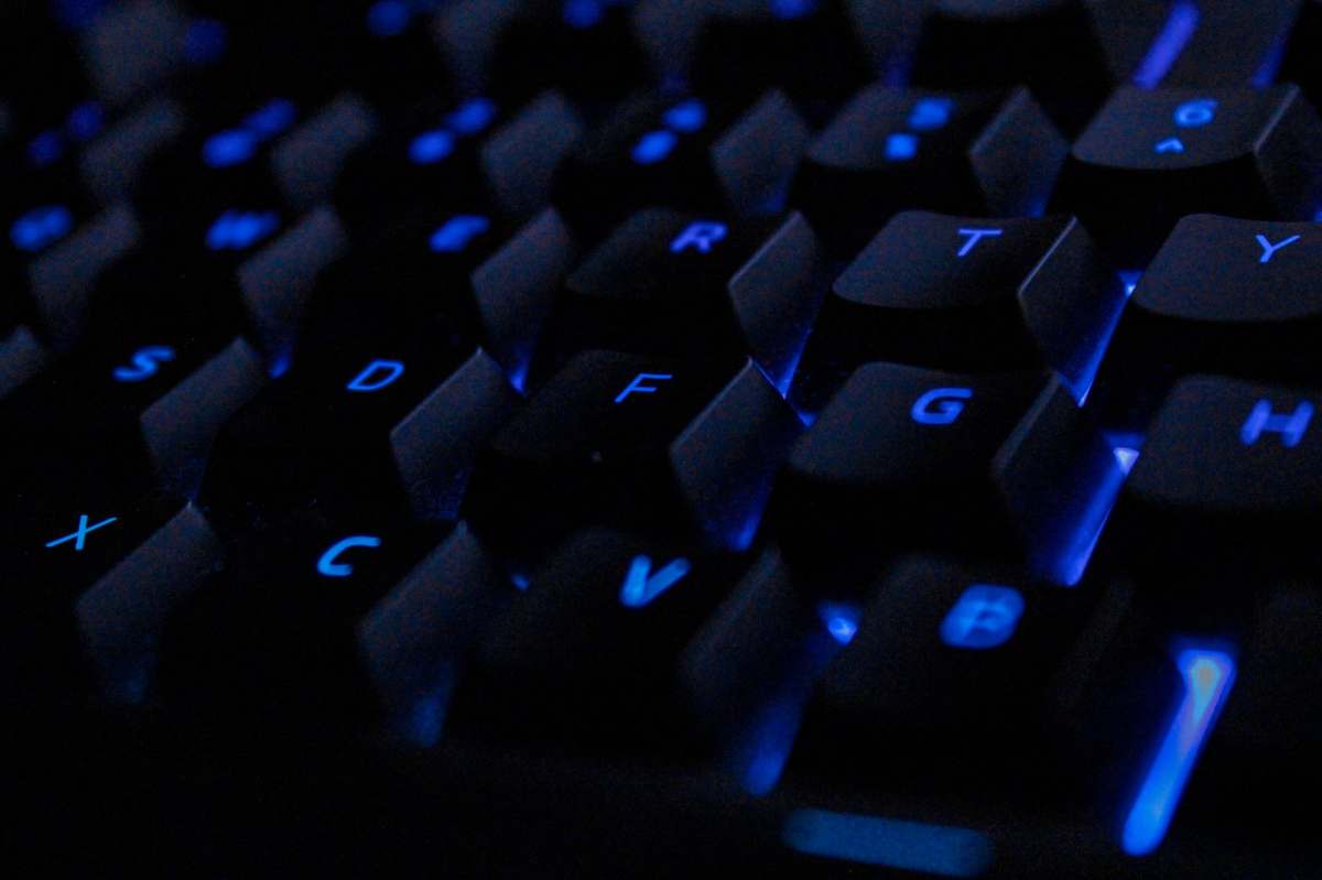 Tentukan koefisien, variabel, dan konstanta untuk bentuk aljabar 2x^3 + 4y - z + 20!