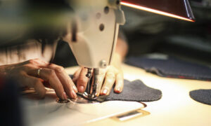 Hitung Jumlah Pakaian yang Dibuat Penjahit dalam 24 Hari