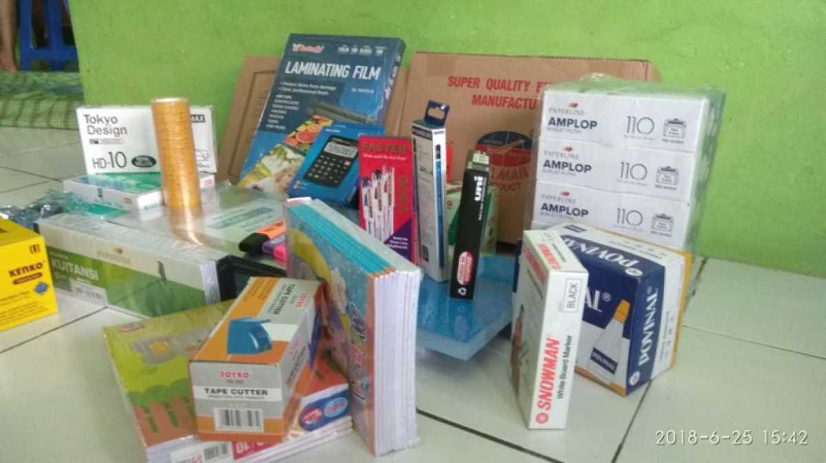 Menghitung Total Harga Pembelian Gina Berdasarkan Data Pulpen dan Buku