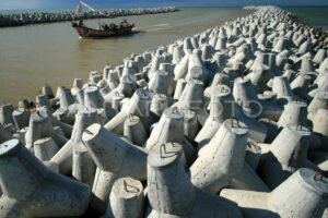 Pembangunan Tembok Pemecah Gelombang dan Penanaman Bakau di Pantai