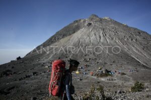 Pengalaman Pendakian Gunung Merapi dan Pilihan Perbaikan Kalimat Keempat