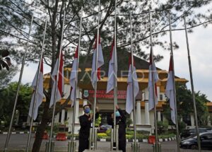 Posisi Bendera Setelah Diturunkan Setengah Tiang