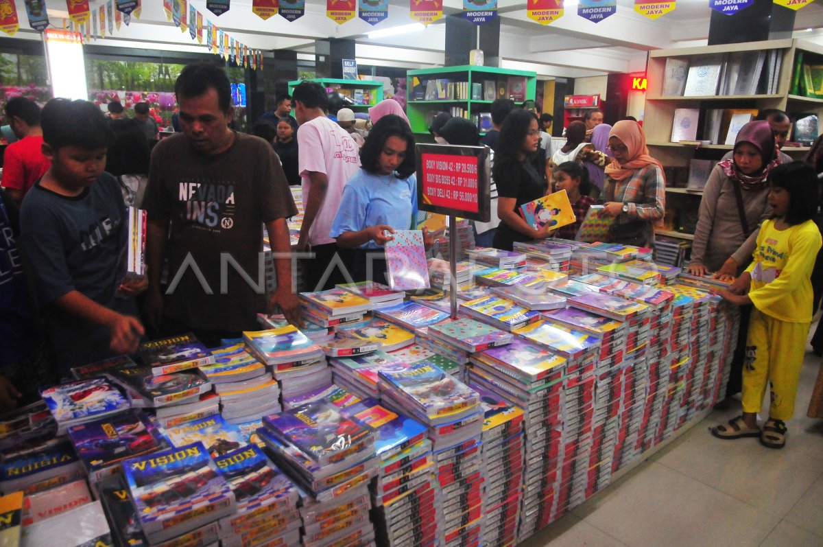 Perbandingan Buku Gambar dan Buku Tulis di Toko Aron