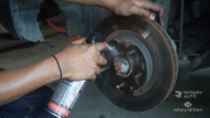 Menghitung usaha pengereman mobil 2,5 t dari 90 ke 54 km/jam