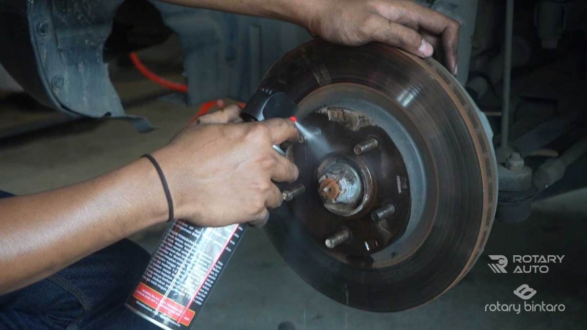 Menghitung usaha pengereman mobil 2,5 t dari 90 ke 54 km/jam