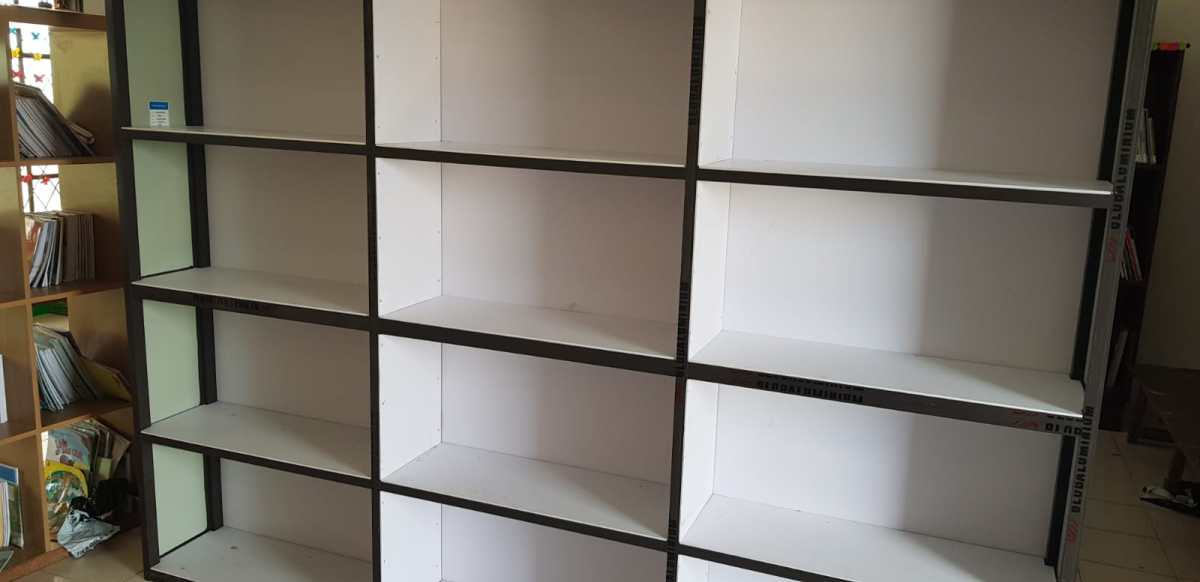 Jumlah buku yang dapat ditampung lemari dengan tebal 24 mm