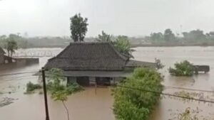 Banjir deras hujan runtuh sejumlah lokasi di Batu, Jawa Timur