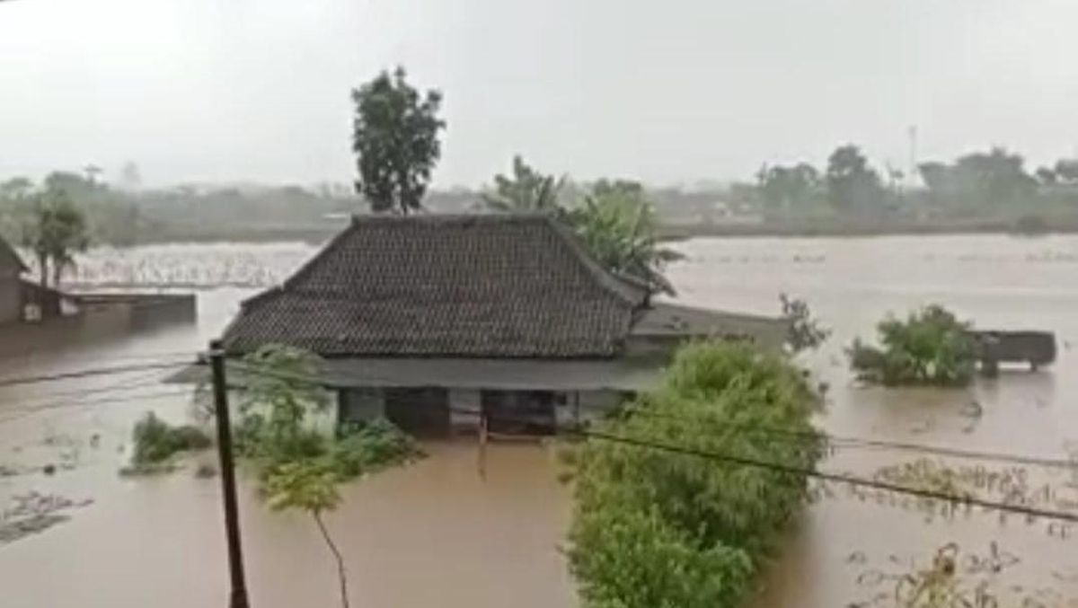 Banjir deras hujan runtuh sejumlah lokasi di Batu, Jawa Timur